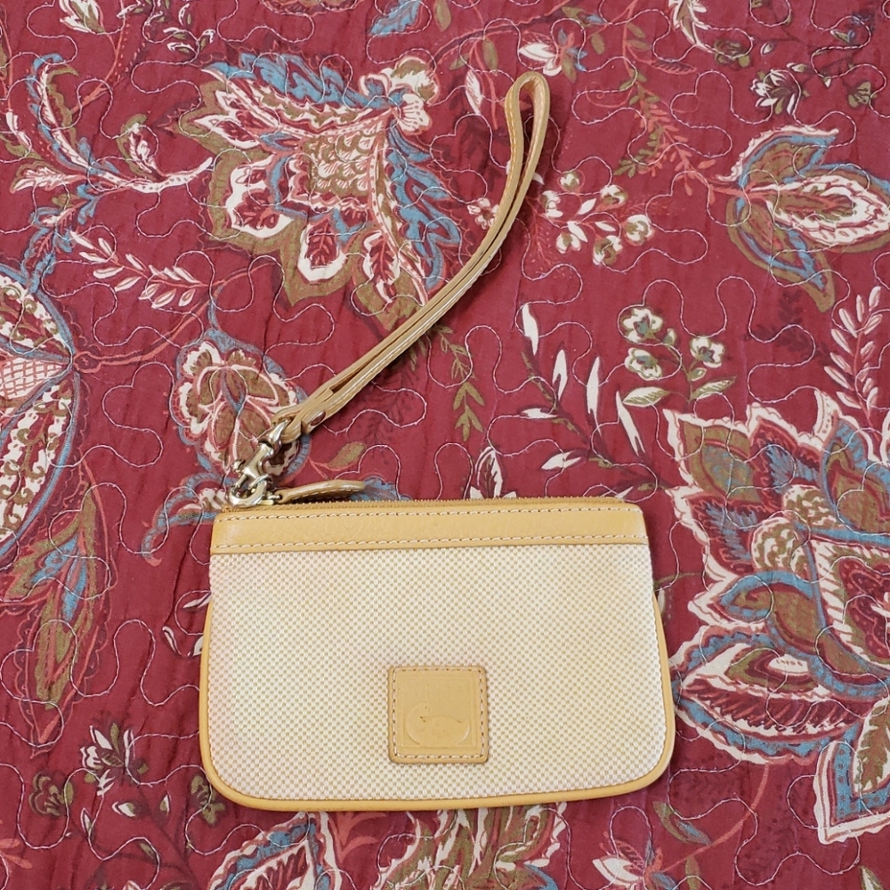 VGUC- Dooney & Bourke Leather Trimmed Wristlet